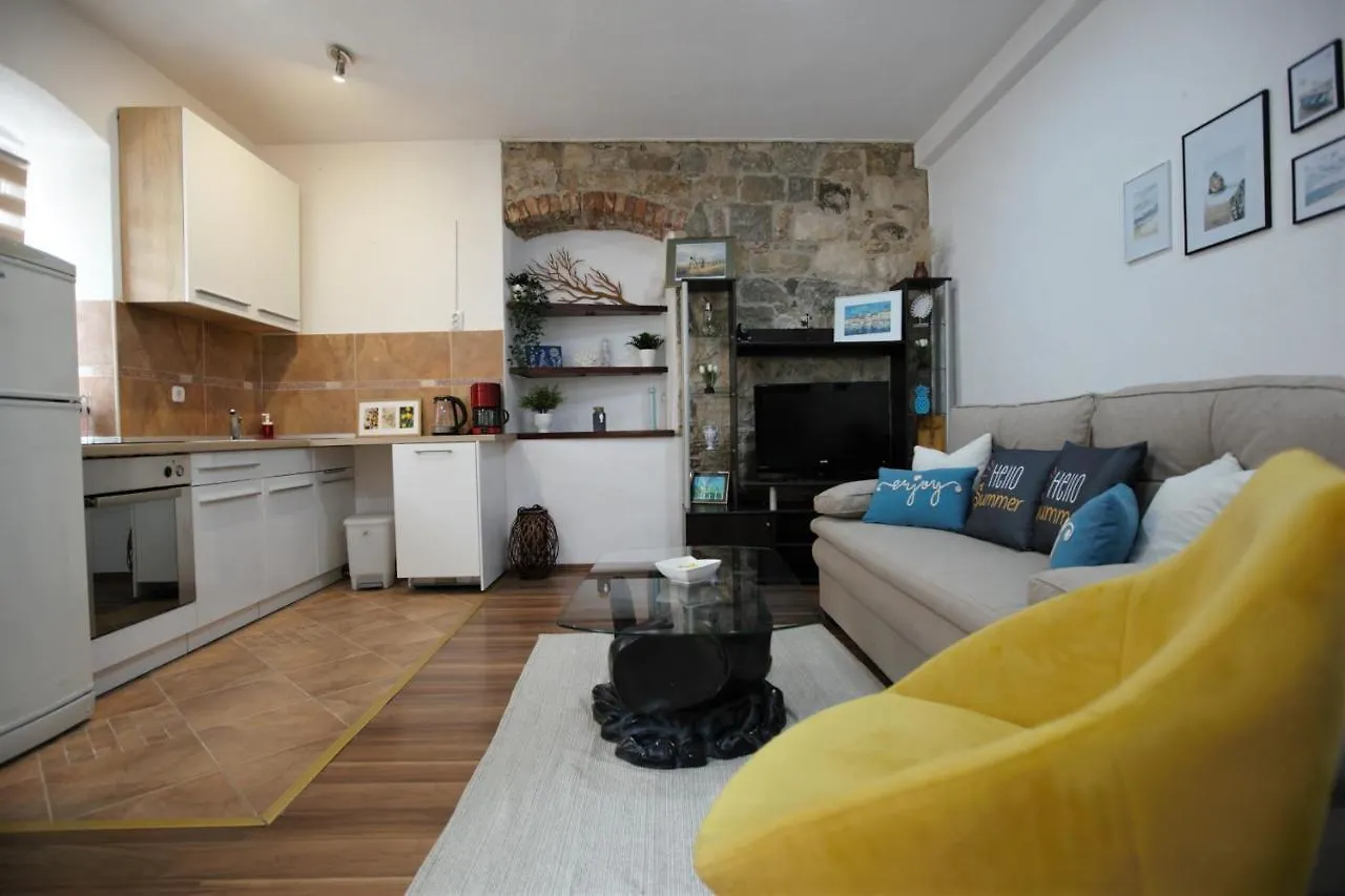 Apartment In A Stone Building By The Adriatic Sea Kaštela