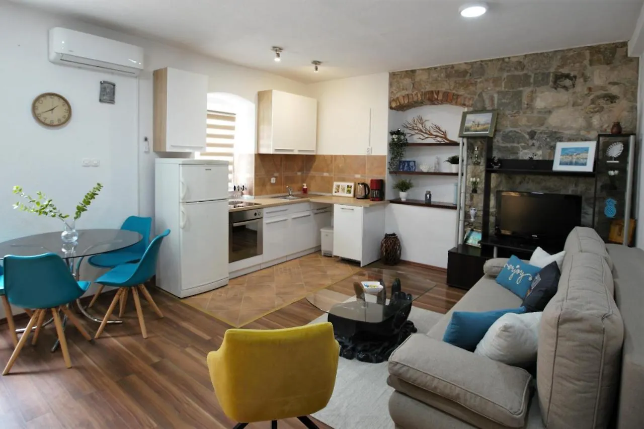 Apartment In A Stone Building By The Adriatic Sea Kaštela